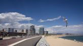 La arena del Masnou salva la playa de la Nova Mar Bella en Barcelona
