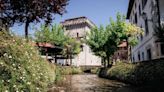 El pueblo conocido como la “pequeña Venecia de Navarra”: ‘baserris’ de colores, puentes y un impresionante entorno natural