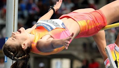 El increíble salto de más de 2 metros de una atleta para romper un récord mundial que recorre el mundo