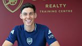 Alexei Rojas firma su primer contrato profesional con Arsenal