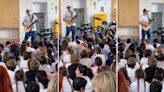 Ed Sheeran realizó un concierto sorpresa para estudiantes de primaria y donó guitarras