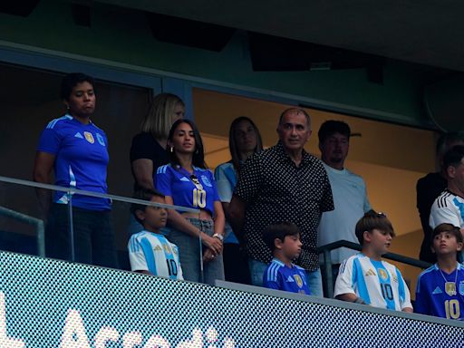 El saludo de Messi con Antonela y sus hijos en la previa del partido