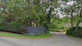 'Fence-off' as councillors express distaste for two fences - latest planning applications