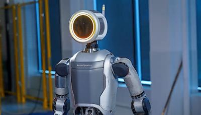 Humanoid Robot with Lost in Space Vibes Looks Ready to Make Humans Its Slaves