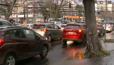 Rotura de matriz en Las Condes provoca acumulación de agua en Colón con Vespucio - La Tercera