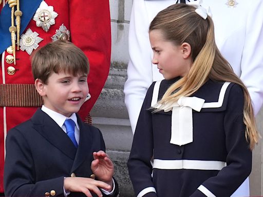 Cette vidéo du prince Louis recadré par la princesse Charlotte lors de la parade Trooping the Colour fait le tour d’Internet