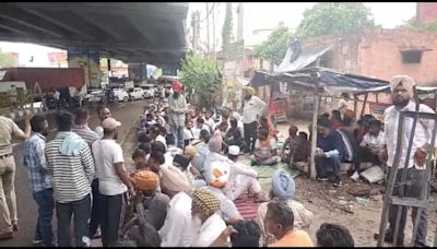 Day after lineman’s death on duty, contractual workers block Kharar highway
