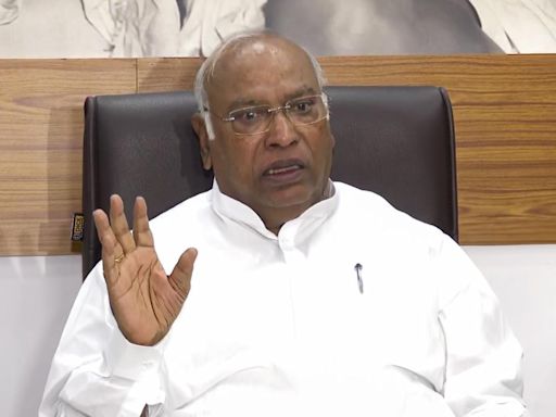 Congress to review Lok Sabha poll debacle in Karnataka on July 30