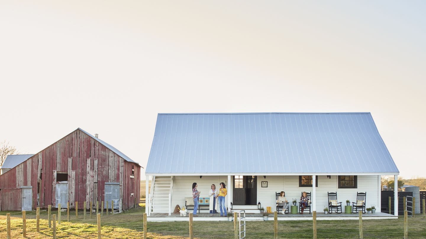 This Tiny Texas Farmhouse Has the Cutest Kitchen Ever!