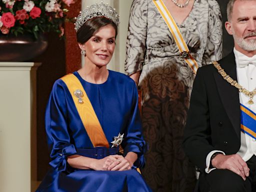 La Reina Letizia y Máxima de Holanda deslumbran con diamantes de casi 40 quilates y perlas en la cena de gala en Ámsterdam