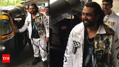 Actor Dhruva Sarja reaches the trailer launch event of 'Martin' in an auto, tells paps 'I didn't want...' | Kannada Movie News - Times of India