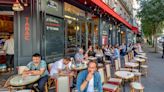 Los cafés parisinos son una parte muy querida de la cultura francesa, pero podrían estar en problemas