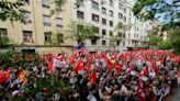 "Presidente, quédate" Los socialistas españoles le piden a Sánchez que no dimita