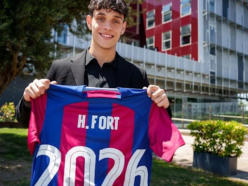 El lateral Héctor Fort renueva con el FC Barcelona hasta 2026