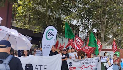 Auxiliares Técnicos Educativos protestan frente a Función Pública para exigir la reclasificación profesional de este colectivo