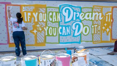 Nace un mural en escuela de Anaheim con el mensaje: ‘Si lo puedes soñar, lo puedes hacer’ - La Opinión