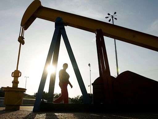 Preços do petróleo sobem após queda do estoque de petróleo dos EUA Por Investing.com