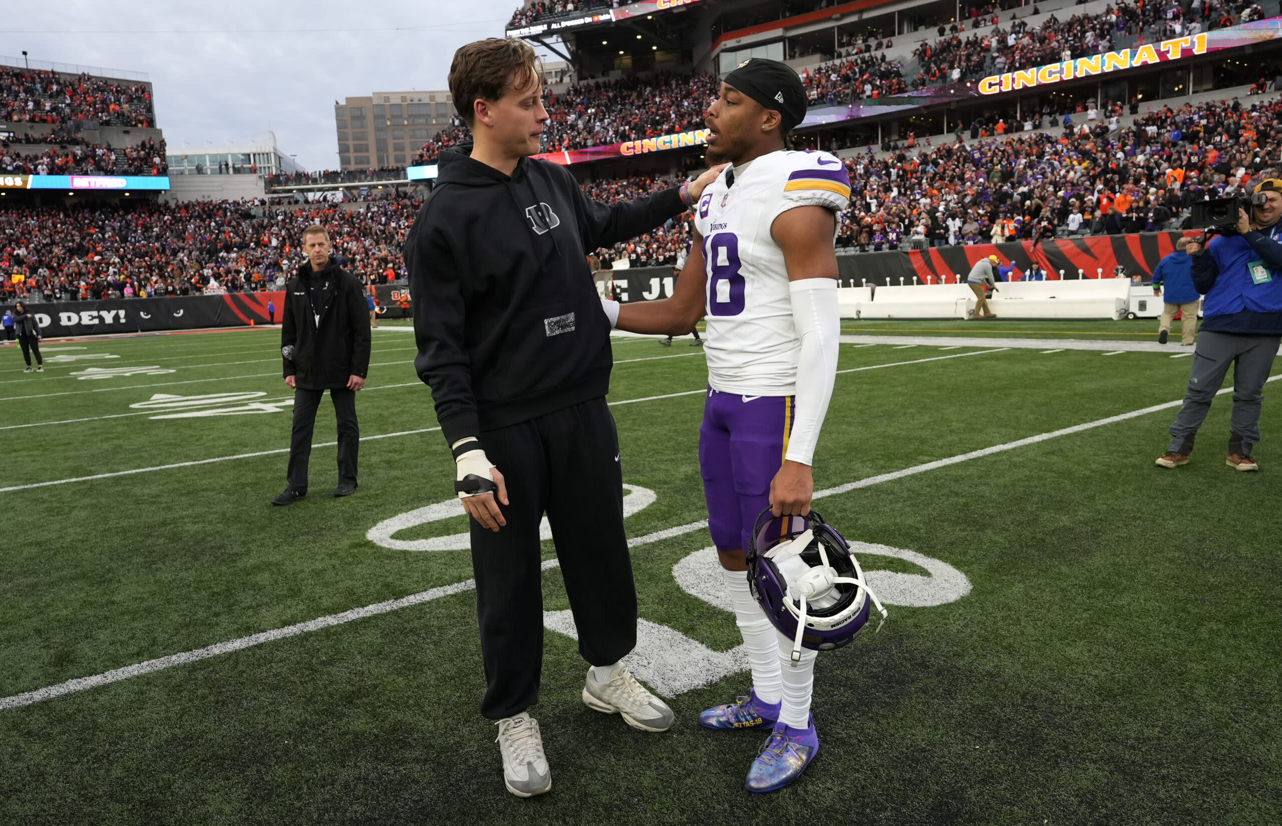 Joe Burrow, Justin Jefferson show off style while attending Paris Fashion Week