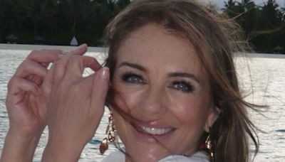 Elizabeth Hurley demuestra cómo llevar un traje de baño animal print después de los 55