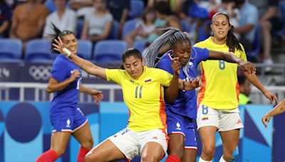 Colombia lucha en el debut, pero cae ante Francia