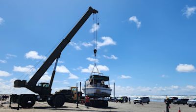 Stranded boat finally rescued from Washington beach