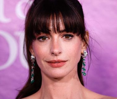 Anne Hathaway luce deslumbrante vestido rojo Versace