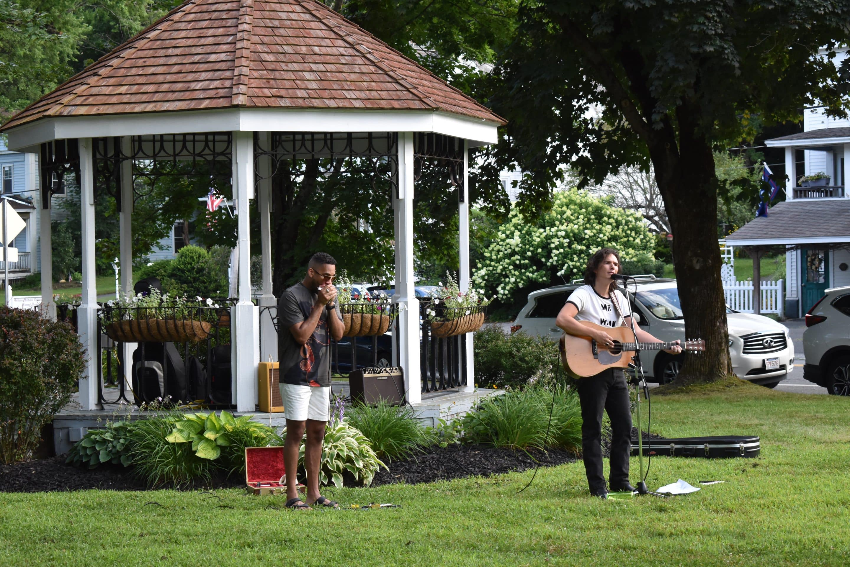 Country ballads entertain Huntington during break in heat - The Reminder