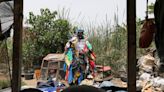 Modou Fall, el senegalés que viste con plásticos para sensibilizar contra la contaminación