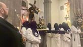 El vía crucis, a cubierto en la iglesia de Grado y empapado de devoción