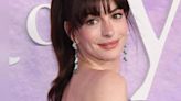 Anne Hathaway seduce en su premier en Nueva York con un sensual vestido rojo