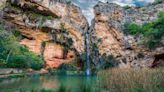 Una de las rutas más bonitas de España está en Valencia: descubre una cascada de 60 metros de altura y piscinas naturales