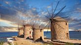 Exit Mykonos, voici l'île grecque méconnue où voir des moulins et lézarder sur une plage de rêve sans la foule de touristes