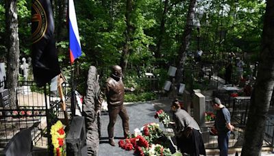 Guerre en Ukraine : Une statue de Prigojine, ancien chef du groupe Wagner, dévoilée sur sa tombe à Saint-Pétersbourg
