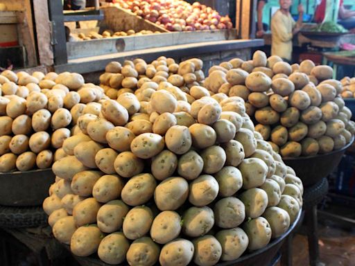 Potato traders in Bengal call indefinite strike over export curbs, prices expected to soar