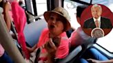 "Hay que sacarlo a patadas": Mujer de la tercera edad explota contra AMLO en hora picó del Metrobús