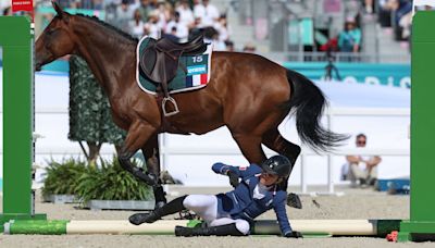 JO 2024 : en pentathlon moderne, Marie Oteiza fait une chute qui illustre pourquoi l’équitation sera supprimée