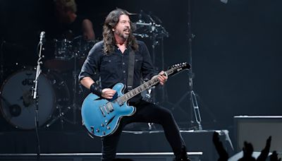 Dave Grohl's guitar stops working nine seconds into Everlong – in front of 50,000 people