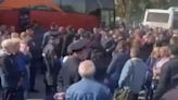 (影)普丁動員俄羅斯舉國恐慌 童哭喊｢爸爸別走!｣學生從教室被帶上車
