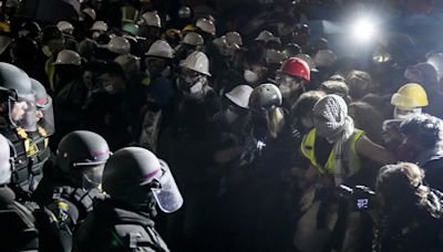 Estudiantes de la Universidad de California dicen que la institución no los protegió de la Policía en desalojo