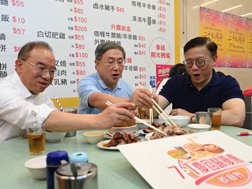 卓永興張國鈞曾國衞到鵝頸熟食中心用膳 響應飲食界七一優惠 - RTHK