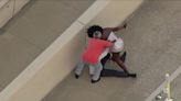 Mujer ataca a un hombre tras un choque en una autopista de Miami
