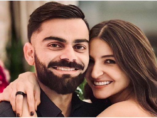 Virat Kohli holds Anushka Sharma close in viral UNSEEN PICS; do not miss bright smile on Akaay and Vamika's parents