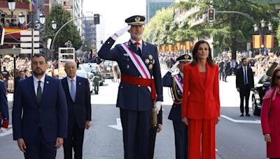 La reina Letizia rompe el protocolo y luce un inusual ‘look’ juvenil en el Día de las Fuerzas Armadas: top lencero y zapatillas bambas