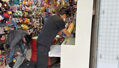 深水埗福榮街玩具店遭爆竊 損失飾櫃百件值50萬元玉器 | am730