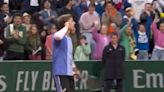 ESCÁNDALO en Roland Garros: un tenista se peleó con el público y denunció que le escupieron un chicle