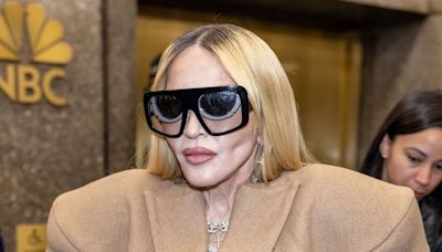 Lunettes superposées et épaulettes XXL : l'apparition remarquée de Madonna à la Fashion Week de New York