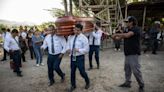 “Bailarines de la muerte” Cargan los féretros y desafían al dolor en Perú