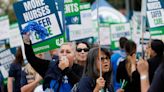 ¿Por qué abandonan sus puestos 75.000 empleados de Kaiser Permanente? Es la mayor huelga de trabajadores de salud en EE.UU.