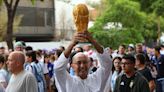 Revival mundialista: máscaras de Messi, llaveros de la Copa y camisetas de tres estrellas, el furor por la vuelta de la Scaloneta