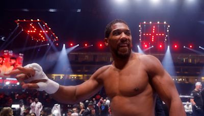 Joshua se llena de ventosas calientes para prepararse ante Dubois